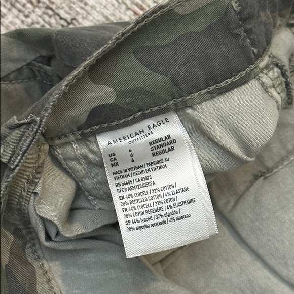 Woman’s AEO Army Camo Barrel Leg Cargo Pants - Picture 7 of 9